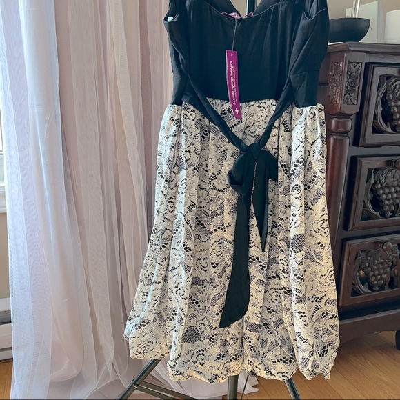 NWT Black and Cream Mini Dress with Built in Bra - Picture 2 of 5